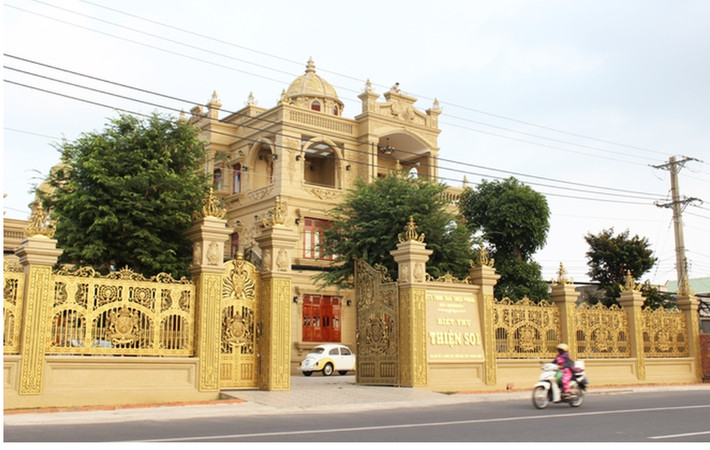 Trước khi bị bắt vì cho vay nặng lãi, đại gia Thiện 'Soi" nổi tiếng với căn biệt thự "dát vàng" gây ồn ào khắp mạng xã hội. Ảnh: Dân Việt