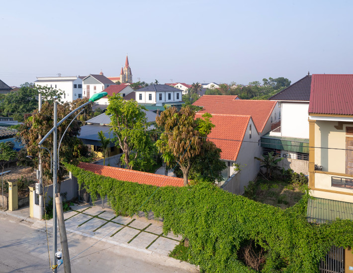 Theo mong muốn của gia chủ, nhà được xây đảm bảo chan hoà với thiên nhiên, mở ra thấy cây cối trong xanh.