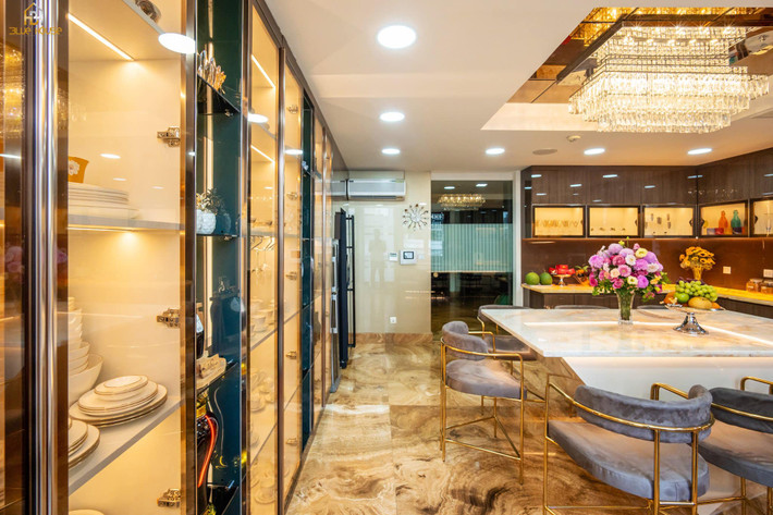 Với tần suất hoạt động dày đặc, Đàm Vĩnh Hưng sở hữu một khối tài sản khủng khiến nhiều người phải ngưỡng mộ. Nguồn ảnh: FBNV