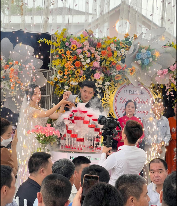 Sáng 8/5, hôn lễ của tiền đạo Hà Đức Chinh và bà xã Mai Hà Trang đã được diễn ra tại quê nhà ở Phú Thọ. Ảnh: FB Van Anh Tran