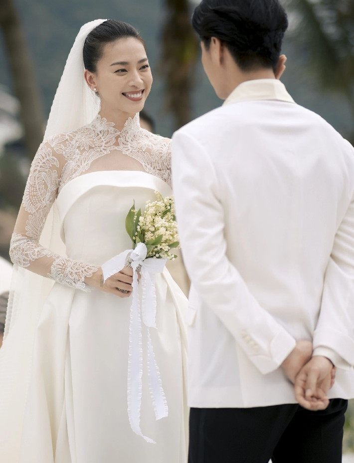 Trong đó, có mẫu váy của nhà mốt Elie Saab Bridal giá gần 600 triệu đồng. Ảnh: Zing