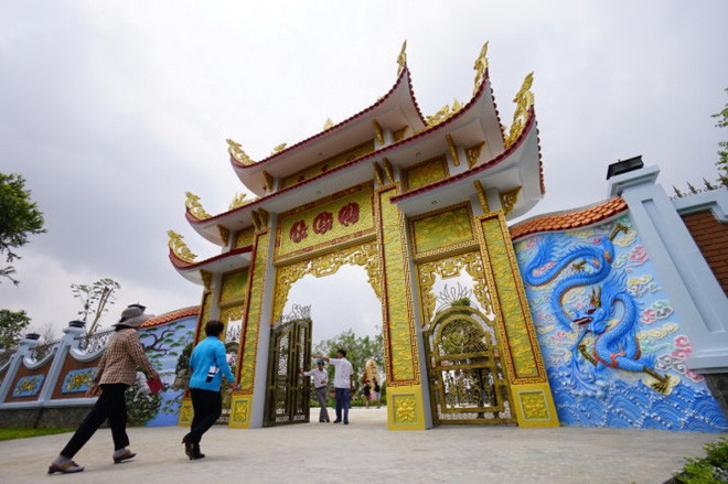 Nhà thờ tổ của nghệ sĩ Hoài Linh được xây dựng trên khuôn viên rộng 7.000m2 với nhiều kiến trúc độc đáo. Ảnh: FBNV