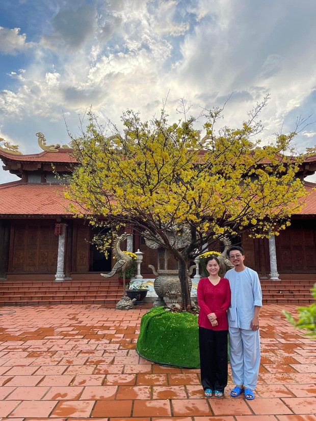 Dù vậy, nghệ sĩ Hoài Linh vẫn rất chăm chút cho nhà thờ tổ khi dọn dẹp khuôn viên bên ngoài sạch sẽ, trang trí hoa mai, cây cối để đón Tết. Ảnh: FBNV