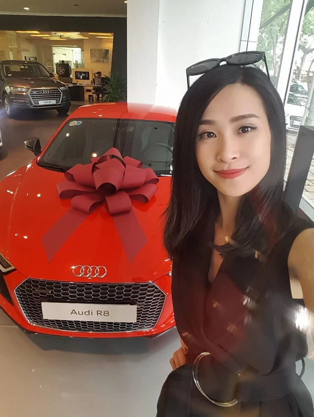 Sau đó, cả hai cũng sở hữu chiếc R8 V10 Plus có giá trị lên tới 13 tỷ đồng. Ảnh; FBNV