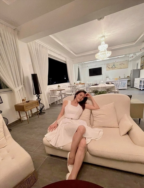 Biệt thự của Lý Nhã Kỳ rộng đến mức mà nữ diễn viên phải chia sẻ những người trong nhà phải liên hệ qua điện thoại chứ không tìm được nhau. Ảnh; FBNV