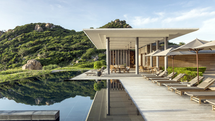 Đặc biệt, Amanoi Resort có một hồ bơi vô cực với diện tích 140 mét vuông nằm trên đỉnh núi. Đây cũng là một trong những điểm sống ảo được nhiều người yêu thích khi đến Amanoi Resort. Ảnh: Ivivu