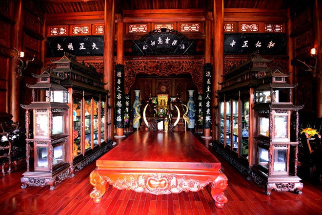Nội thất trong nhà cũng toàn bằng gỗ đinh hương. Ảnh: Zing