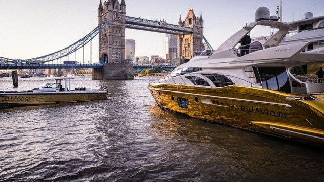 Theo Business Insider, một công ty nối tóc có tên Bellami đã thực hiện quá trình dát lớp mạ crôm vàng bắt mắt lên siêu du thuyền trị giá 20 triệu USD (hơn 450 tỷ đồng) để biến thành "siêu phẩm".