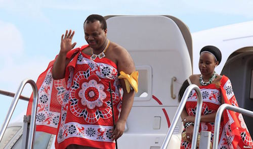 Vua Mswati III lên ngôi năm 18 tuổi và lọt vào danh sách “15 nhân vật hoàng gia giàu có nhất thế giới” theo đánh giá của Forbes năm 2009 với khối tài sản 200 triệu USD. Ảnh: Biasharainsight