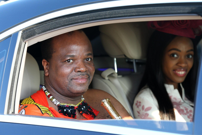 Vua Mswati III có 15 vợ và 24 người con. Ông thường chọn cô dâu từ một cuộc thi mang tên “Múa sậy”, tiếng địa phương là “Umhlanga”. Ảnh: Thetimes