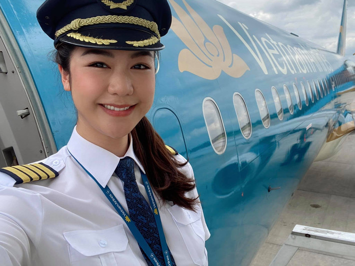 Cao hơn 1,7m, dáng người mảnh mai và nụ cười rạng rỡ, Huỳnh Lý Đông Phương khiến hành khách bất ngờ khi thấy cô trong khoang lái. Ảnh: Người đưa tin