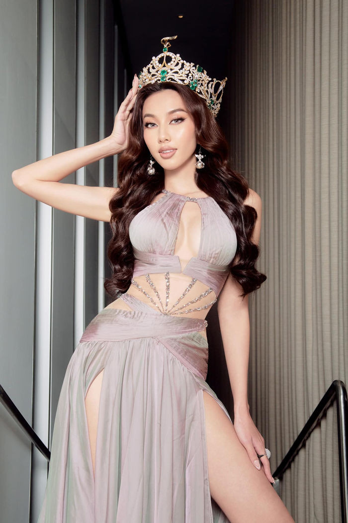 Chưa kể, trong một tháng đầu tiên sau đăng quang, Hoa hậu Thùy Tiên nhận được vô số hợp đồng quảng cáo. Vì vậy, việc người đẹp này kiếm được 50 tỷ đồng/ tháng là điều bình thường. Ảnh: FB Nguyễn Thúc Thùy Tiên
