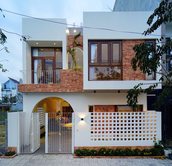 A-House được được sắp xếp để trở thành một không gian mở. Dù không tiếp cận trực tiếp với không gian bên ngoài nhưng công trình vẫn đón được gió và ánh sáng tự nhiên.