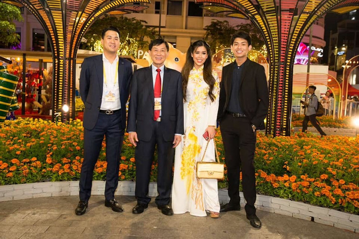 Tốt nghiệp, Phillip Nguyễn tham gia khóa thực tập của Tập đoàn DFS và được bố gọi về nước làm việc cho công ty gia đình. Ảnh: FBNV