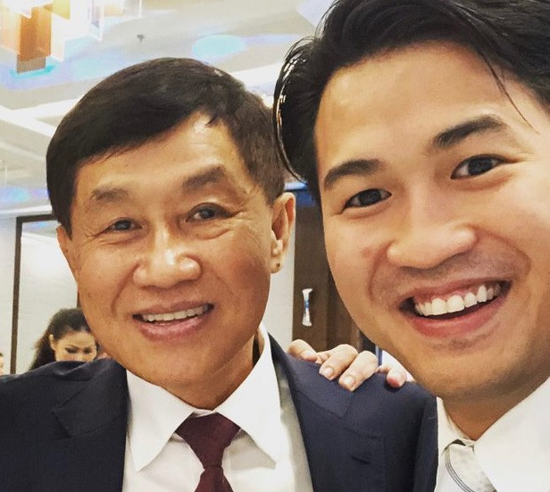 Phillip Nguyễn có tên tiếng Việt là Nguyễn Phi Long, sinh năm 1984, sinh ra và lớn lên ở Philippines. Phillip Nguyễn là con trai thứ 3 của tỷ phú Johnathan Hạnh Nguyễn với người vợ đầu. Ảnh: FBNV