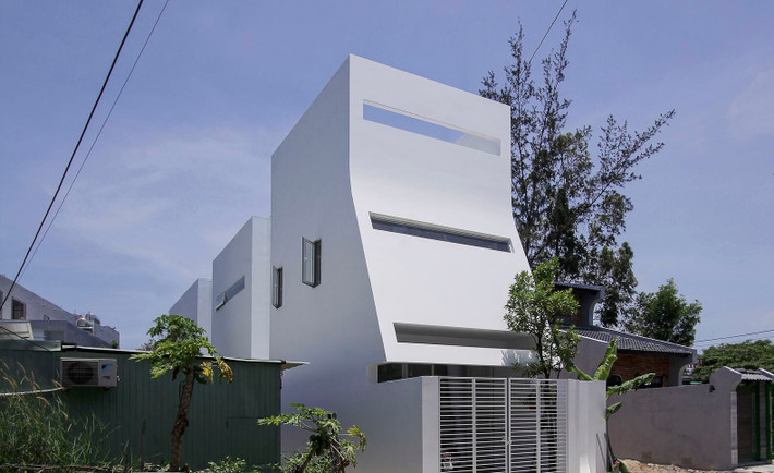 Flow House (tạm dịch: Nhà dòng chảy) nằm trên khu đất 4,5 m x 25 m với mặt tiền hướng thẳng về phía Tây thành phố Đà Nẵng, một trong những thành phố có nhiệt độ cao nhất miền Trung.