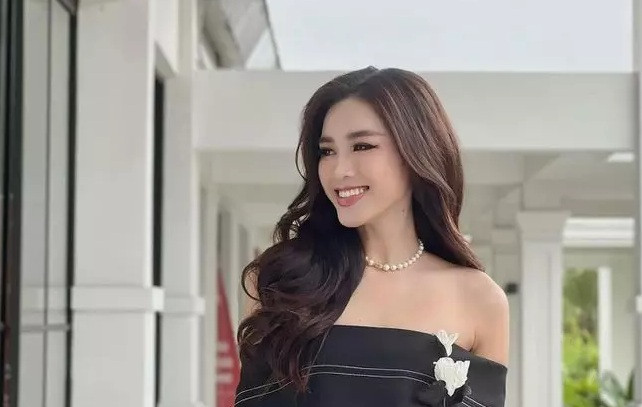 Mới đây, Hoa hậu Đỗ Thị Hà xuất hiện cực kỳ xinh đẹp và yêu kiều trong bộ váy tông màu đen, trễ vai yêu kiều.