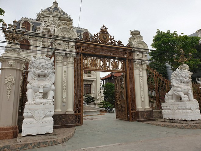 Tòa lâu đài 5 tầng có diện tích mặt sàn 470m2. Khuôn viên tòa nhà rộng 3.000m2, trước nhà là 2 pho tượng sư tử trắng. Ảnh: Vietnamnet