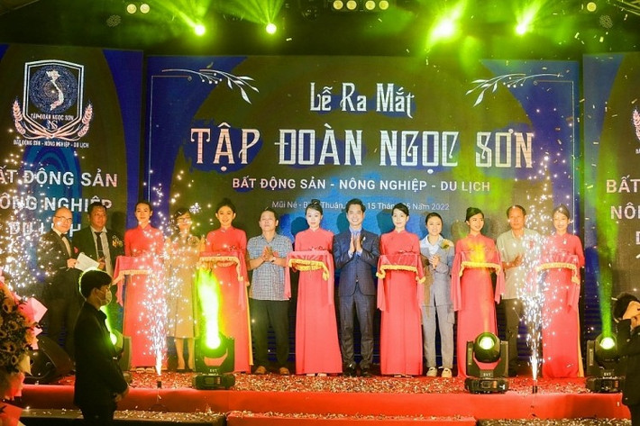 Mới đây, ca sĩ Ngọc Sơn ra mắt tập đoàn mang tên mình và anh đảm nhận vai trò Chủ tịch. Theo đó, Tập đoàn Ngọc Sơn chuyên kinh doanh trong các lĩnh vực bất động sản, nông nghiệp và du lịch. Ảnh: Vietnambusinessinsider