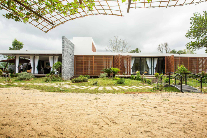 Honey's House là ngôi nhà chung của một gia đình 3 thế hệ gồm 7 thành viên tại Tam Kỳ, Quảng Nam. Nhà được xây trên chính mảnh đất mà gia chủ và cha mẹ sinh sống nhiều năm.