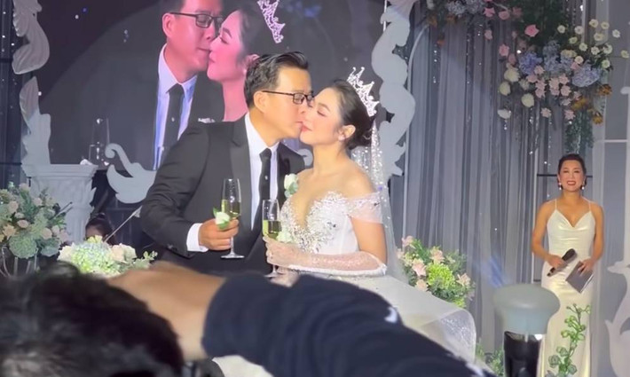 Trước khi lên xe hoa cùng "Vua cá Koi"Thắng Ngô, Hà Thanh Xuân được biết đến là "nữ ca sĩ đại gia" tại thị trường âm nhạc hải ngoại. Ảnh: Giadinhnet