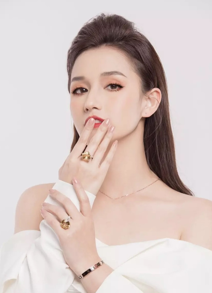 Chia sẻ trên Vietnamnet mới đây, Lã Thanh Huyền cho biết sở hữu bộ trang sức kim cương trị giá lên tới khoảng 100 tỷ đồng. Ảnh: Vietnamnet
