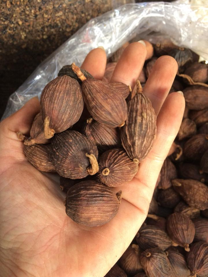 Trên chợ mạng và các sàn thương mại điện tử, thứ gia vị Tây Bắc này được rao bán lên tới 265.000 đồng/kg. Thảo quả dùng để tẩm ướp các món nướng, kho, hay làm lẩu, làm chè lam...Ảnh: Shopee