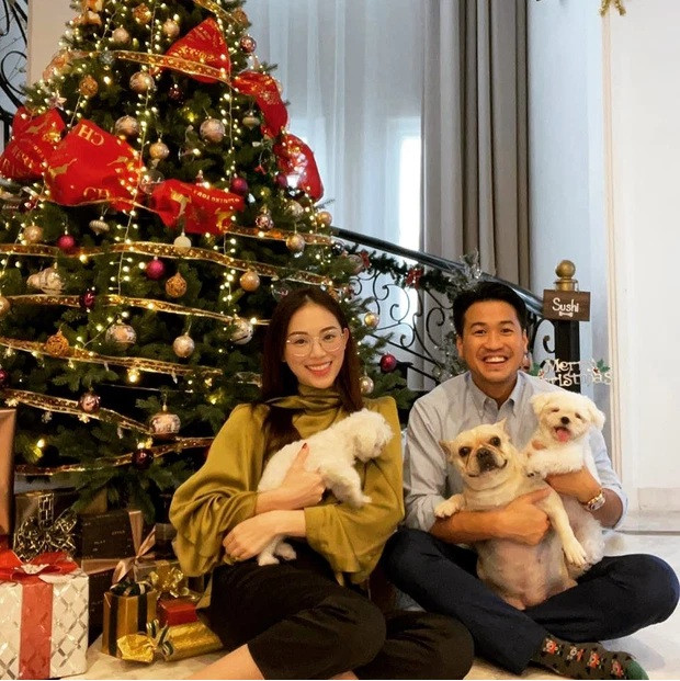 Phillip Nguyễn và Linh Rin cũng từng để lộ khu vực cầu thang với cây thông cao lớn trong dịp Giáng sinh. Ảnh: FBNV
