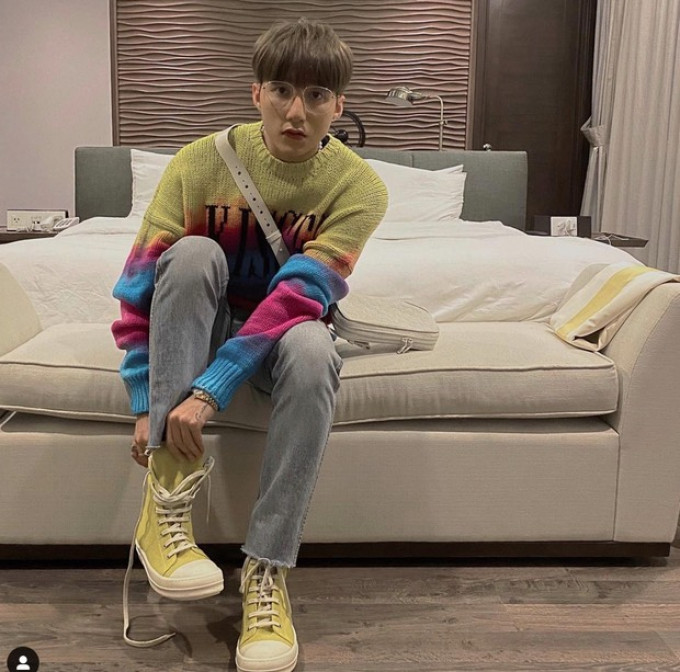 Một góc phòng ngủ của nam ca sĩ. Ảnh: Instagram