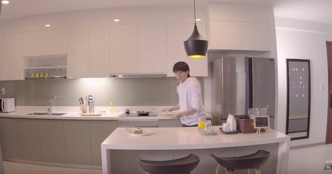 Do diện tích không lớn nên nam ca sĩ ưu tiên sử dụng màu trắng, xám để tạo cảm giác rộng rãi. Ảnh chụp màn hình