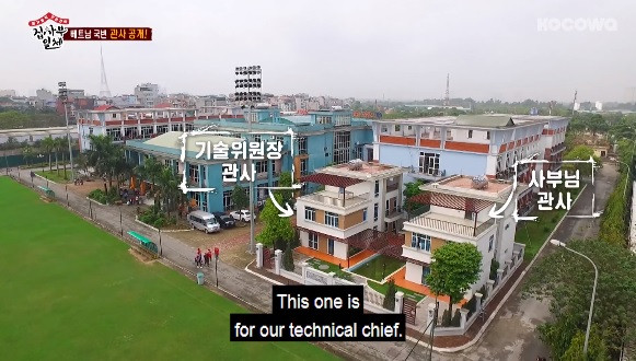 Từ khi trở thành HLV trưởng đội tuyển Việt Nam, HLV Park Hang-seo được bố trí ở tại khu nhà dành cho chuyên gia, nằm trong Trung tâm Đào tạo trẻ Liên đoàn bóng đá Việt Nam ở Mỹ Đình. Ảnh: SBS