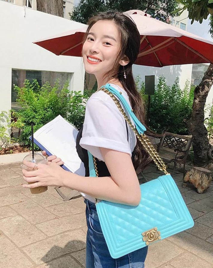 Nữ diễn viên từng sở hữu chiếc túi hiệu Chanel giá hàng trăm triệu đồng. Ảnh: Ảnh: FBNV