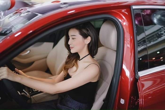 Năm 2020, Cao Thái Hà bỏ ra khoảng 2 tỉ để sở hữu một chiếc xế hộp mới. Ảnh: Lao động