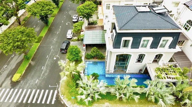 Căn biệt thự của vợ chồng Bảo Thy có hồ bơi lớn, nhiều cây xanh. Ảnh: FB Bao Thy