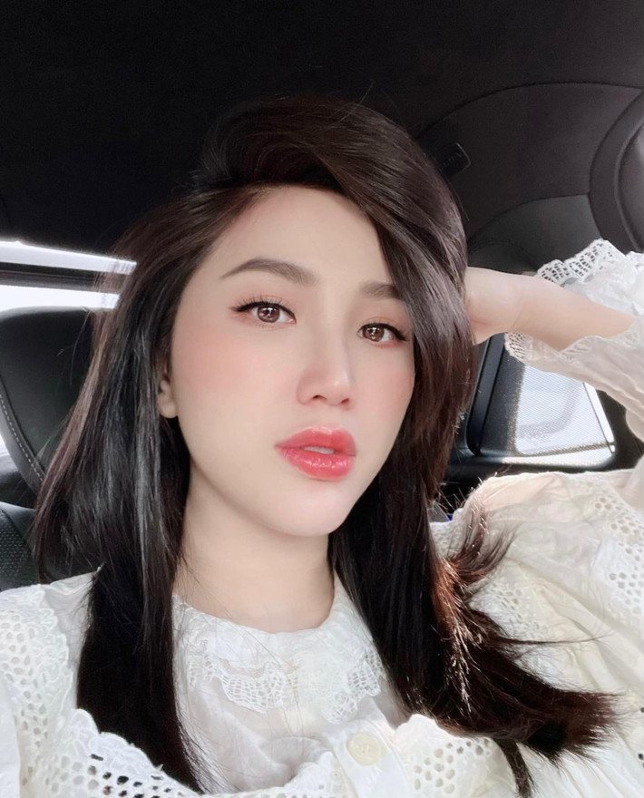 Trước tin đồn giải nghệ mới đây, Bảo Thy khẳng định chưa bao giờ nói sẽ dừng hoạt động nghệ thuật. Nữ ca sĩ cho biết, sau khi kết hôn và sinh con, cô tập trung chăm lo cho gia đình nhỏ nhiều hơn song không vì thế mà từ bỏ niềm đam mê ca hát. Ảnh: FBNV
