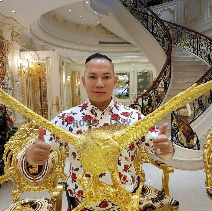 Vị đại gia đó là ông Hu Hang Feng, còn được mệnh danh là “Vua cần cẩu”. Ảnh: Suara
