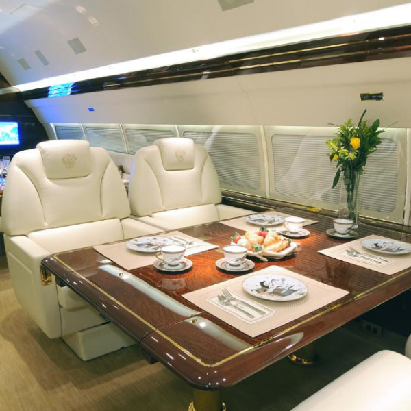Khác với những chiếc Boeing 757 có sức chở từ 150 đến 200 hành khách, chiếc 757 của Donald Trump được sửa đổi với nhiều tiện ích sang trọng và chỉ có thể chở 43 người. Ảnh: YouTube The Trump Organization