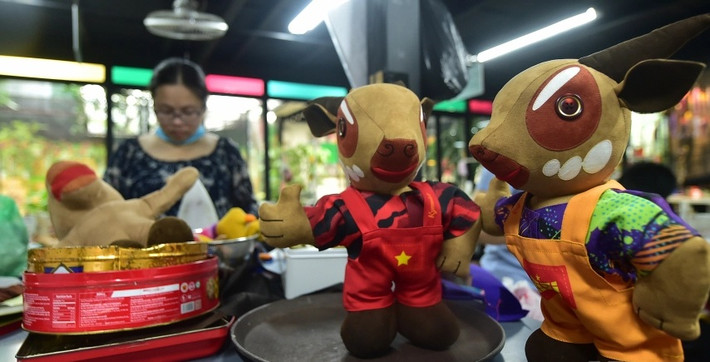 Những chú Sao La nhồi bông không phải linh vật chính thức nhưng là một sản phẩm đồng hành, được BTC SEA Games 31 cấp phép sản xuất với độc quyền thiết kế về mẫu. Ảnh: Nong nghiệp