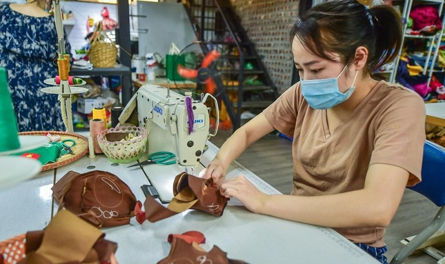 Những chú Sao La nhồi bông được tạo nên với độ hoàn thiện rất cao từ đôi bàn tay khéo léo, lành nghề của các nghệ nhân khuyết tật. Ảnh: Tiền phong