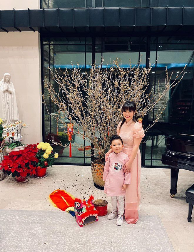 Sau ly hôn, vợ cũ Đan Trường sớm quay lại nhịp sống đời thường. Doanh nhân Thuỷ Tiên và con trai vẫn sống trong căn biệt thự rộng từ thời còn hạnh phúc với nam ca sĩ.