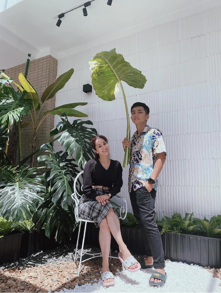 Ngoài ra, trong nhà Phan Hiển - Khánh Thi còn có khu vườn kiểng lá đẹp như phim. Ảnh: FBNV
