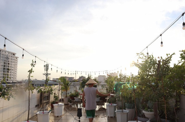 Sự nghiệp làm ‘nông dân’ của anh bắt đầu với việc chọn mua các loại hoa hồng Đà Lạt, hoa hồng ngoại...Ảnh: FBNV