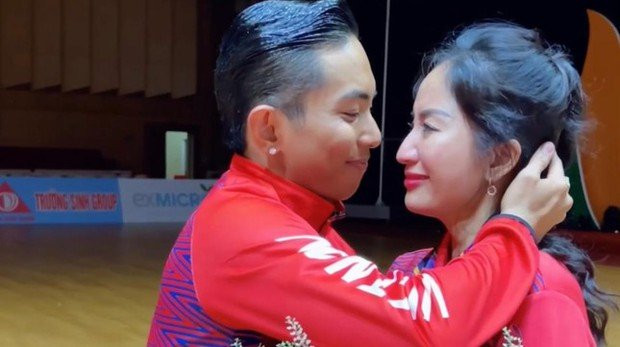 Sau khi giành huy chương vàng ở SEA Games 31, Phan Hiển ôm Khánh Thi và nói cảm ơn bà xã. Khoảnh khắc xúc động của hai vợ chồng khiến cộng đồng mạng dành nhiều lời khen ngợi cho tình yêu và nỗ lực cùng nhau thực hiện ước mơ của cặp đôi. Ảnh: Dân Việt
