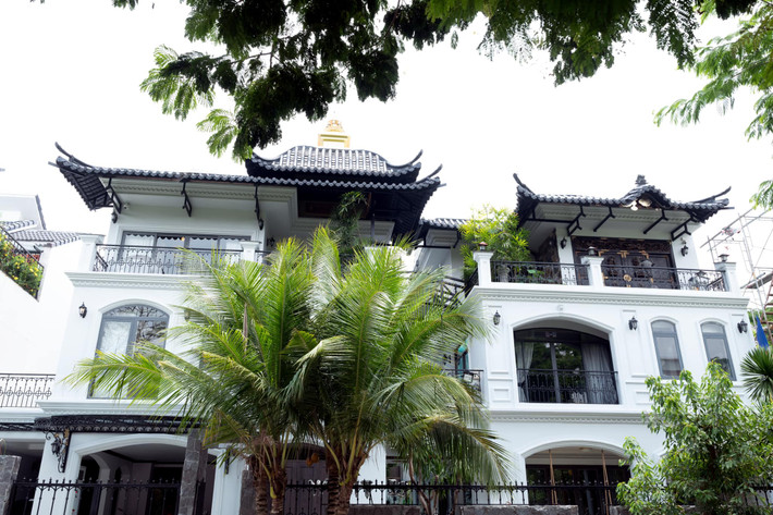Ngôi nhà được xây dựng theo phong cách Indochine - pha trộn giữa cổ điển và hiện đại với bề ngang 11m và sâu 18m.