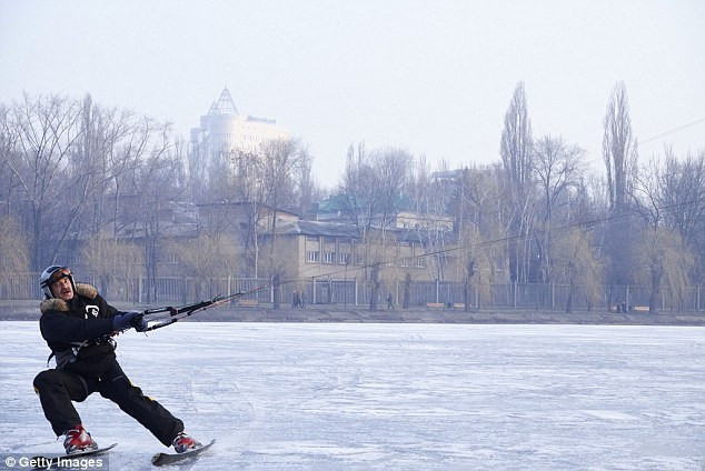 Người đàn ông chơi trượt băng trong một ngày không tiếng pháo ở Donetsk, miền đông Ukraine.