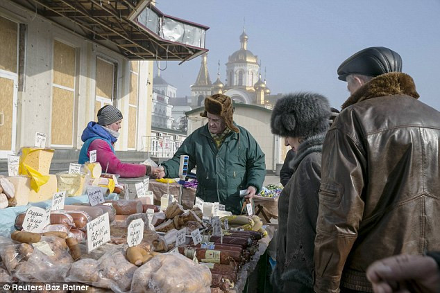 Người dân chờ mua thực phẩm tại một khu chợ ở Donetsk.