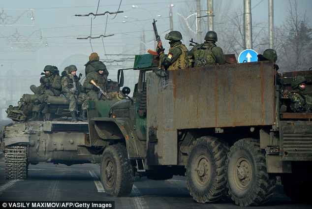 Các tay súng ly khai di chuyển tại thành phố Donetsk.