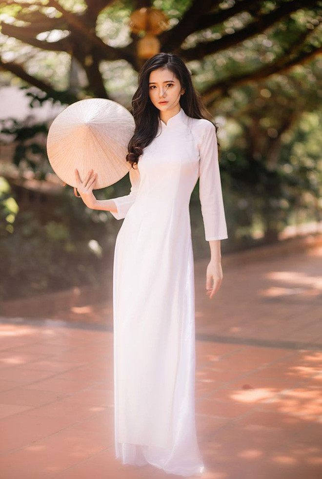 Đi tìm chủ nhân của những bức ảnh áo dài đẹp mê hồn trên, dân tình phát hiện ra cô gái này là nữ sinh Dược có Dương Thị Thành sinh năm 1996. Cô nàng là sinh viên năm cuối khoa Dược, Đại học Buôn Ma Thuột.