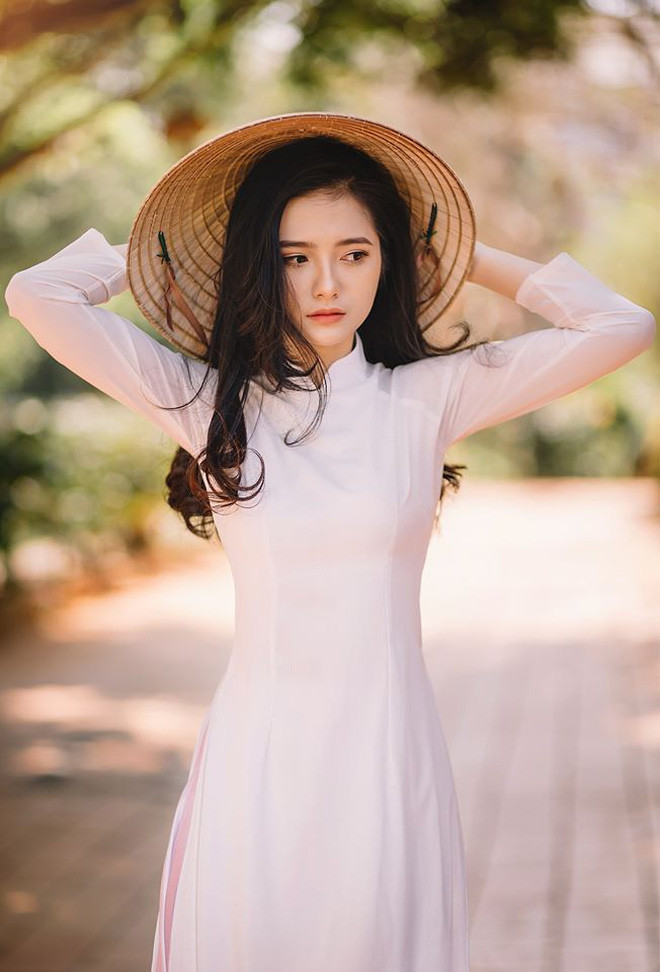 Dương Thị Thành hiện đang học năm cuối khoa Dược, Đại học Buôn Ma Thuột, là một gương mặt ấn tượng, nhiều thiện cảm với cộng đồng mạng ngay từ cái nhìn đầu tiên.