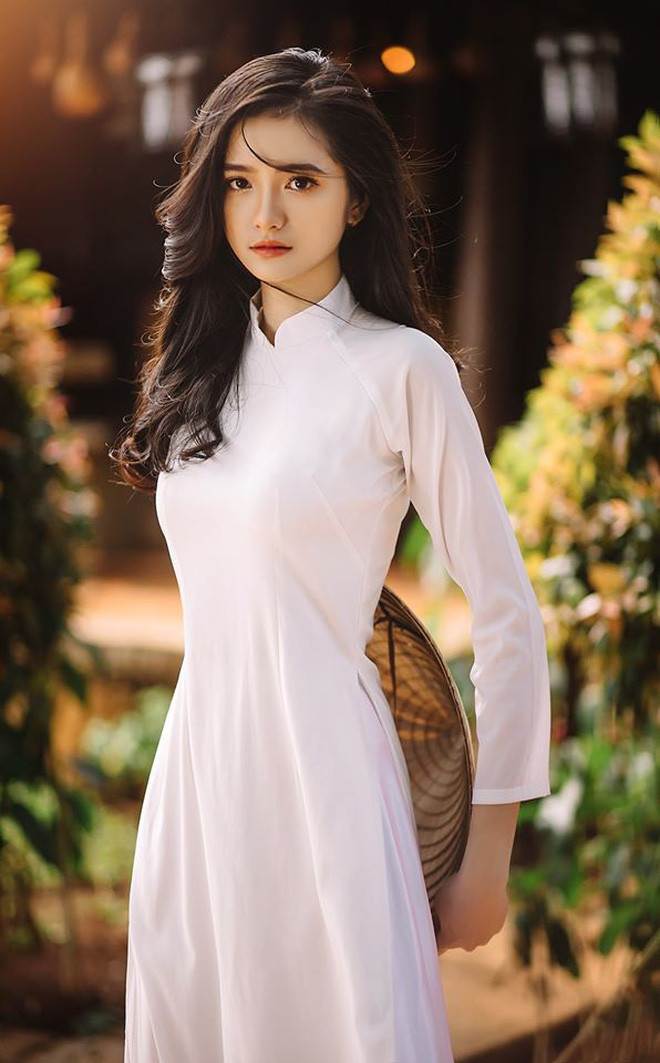 Mới đây, một bài đăng trên mạng xã hội đã làm dân tình được phen bấn loạn bởi chủ nhân của loạt ảnh sở hữu nhan sắc xinh đẹp, thần thái hút hồn, quả nhiên nữ sinh Việt xinh nhất là khi mặc áo dài trắng.